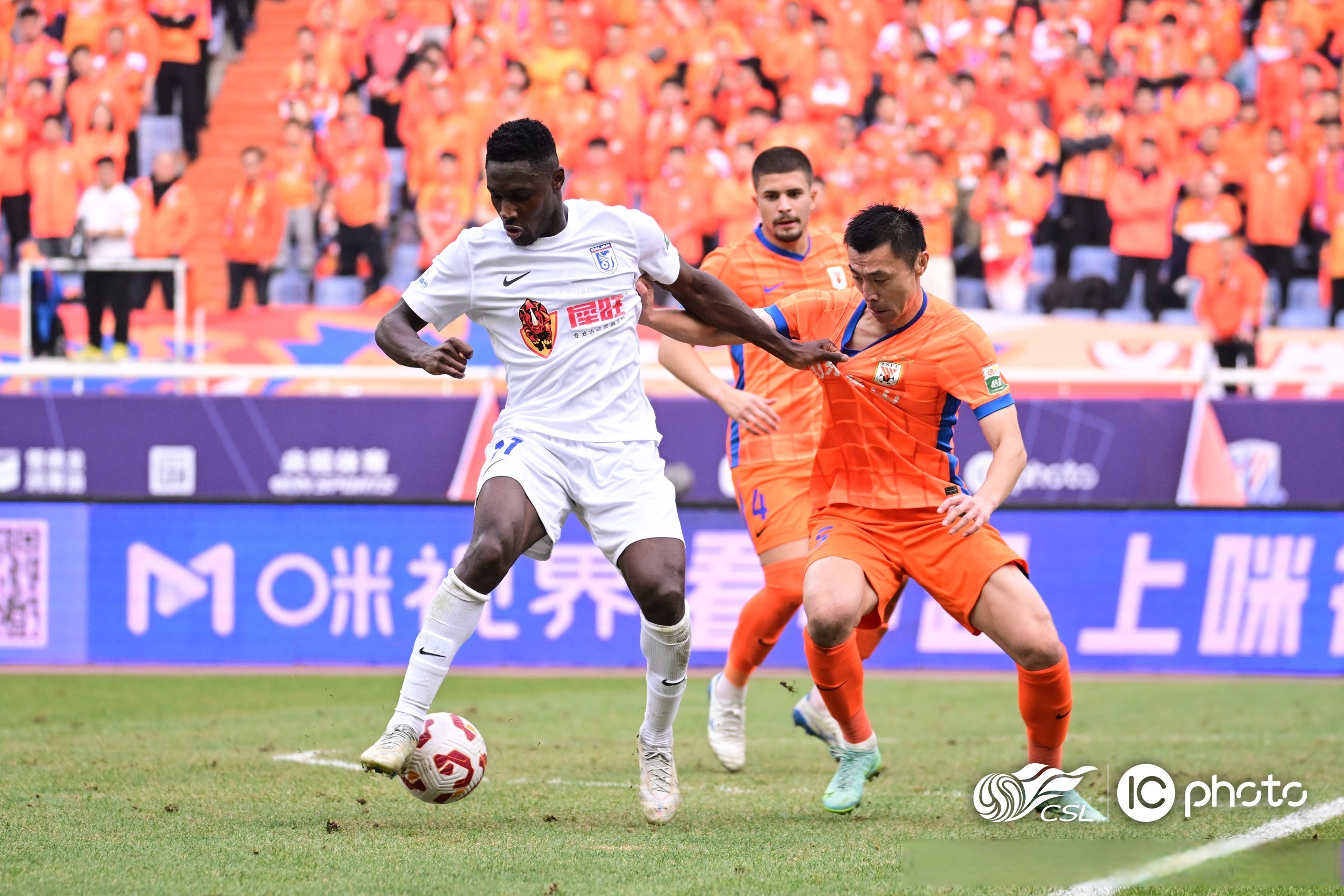 星空娱乐体育 - 转会期英超焦点战；拉齐奥内部沟通；赛场秩序良好；控场能力受关注